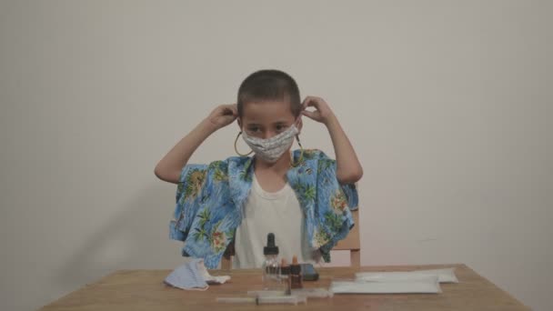 Chico Lindo Con Una Máscara Protección Antivirus Para Evitar Que — Vídeo de stock