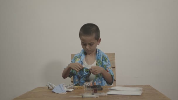 Гарненький Хлопчик Любив Носити Гавайську Сорочку Над Білим Верхом Цистерни — стокове відео