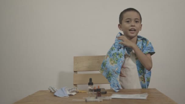 Schattige Jongen Genoot Van Het Dragen Van Een Hawaïaans Shirt — Stockvideo