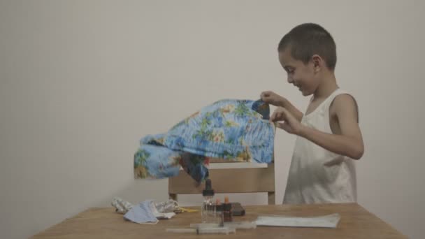 Schattige Jongen Genoot Van Het Dragen Van Een Hawaïaans Shirt — Stockvideo