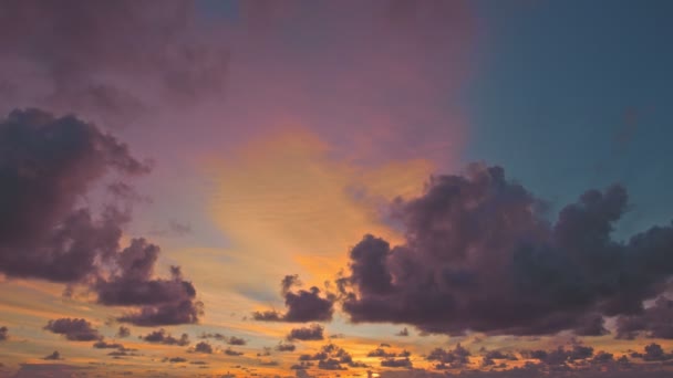 見事な空に雲が動いている カラフルなロマンチックな空の夕日と雲 タイムトラフィック — ストック動画