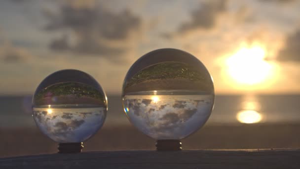 Magnífico Cielo Sobre Las Bolas Cristal Playa Hermoso Reflejo Del — Vídeo de stock