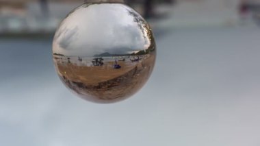Kristal kürenin içinde yağmur manzarası