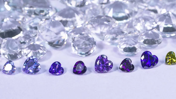 Diamant Coloré Forme Coeur Sont Placés Dans Une Rangée Sur — Photo