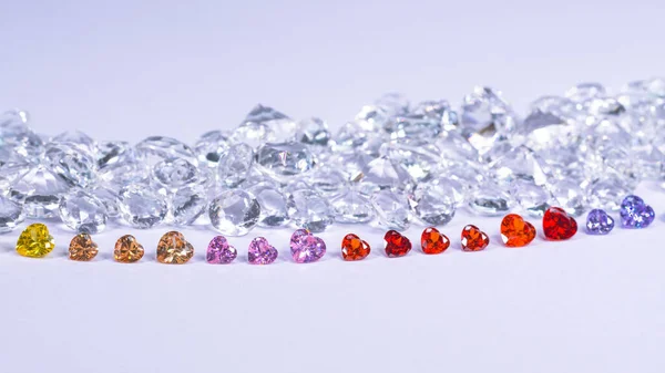 Colorato Diamante Forma Cuore Sono Disposti Fila Sfondo Diamanti Bianchi — Foto Stock