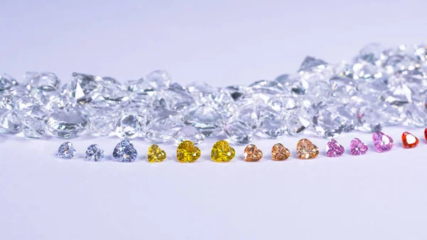 Barevný Diamant Tvaru Srdce Jsou Umístěny Řadě Bílých Diamantů Pozadí — Stock fotografie