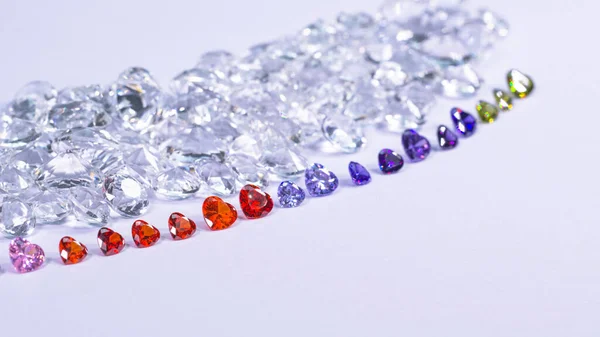 Diamante Colorido Forma Coração São Colocados Uma Linha Fundo Diamantes — Fotografia de Stock
