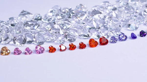 Kleurrijke Diamant Hartvorm Worden Een Rij Witte Diamanten Achtergrond Geplaatst — Stockfoto