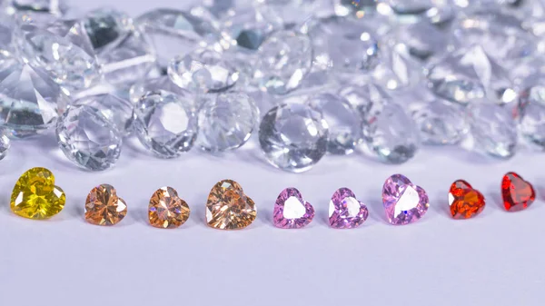 Diamante Colorido Forma Corazón Colocan Una Fila Sobre Fondo Diamantes — Foto de Stock