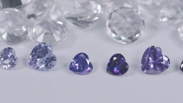 Diamantes Coloridos Varios Tamaños Sobre Fondo Blanco — Vídeos de Stock