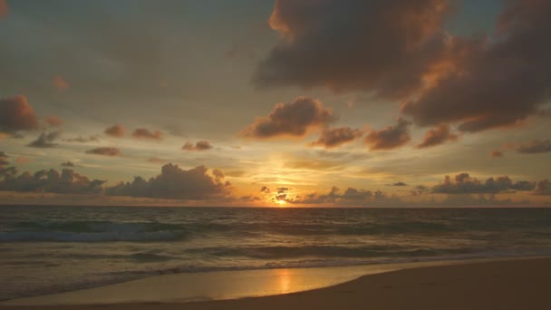 Εκπληκτικό Ηλιοβασίλεμα Πάνω Από Θάλασσα Μια Ήσυχη Παραλία — Αρχείο Βίντεο