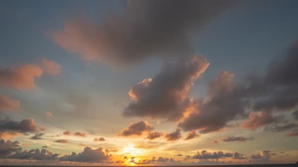 紫色の雲でロマンチックな空のタイムラウンドシーンは日没で海をカバー — ストック動画