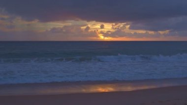  Gökyüzü ve deniz üzerinde gün batımı