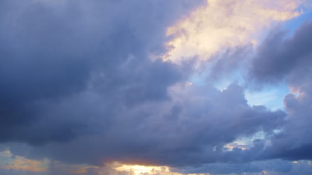 놀라운 하늘에서 움직이는 구름과 다채로운 낭만적 일몰의 — 비디오