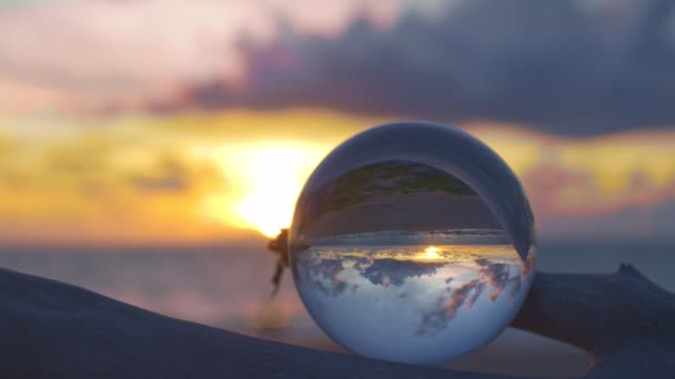 Magnifique Ciel Dessus Boule Cristal Sur Plage Belle Réflexion Ciel — Video