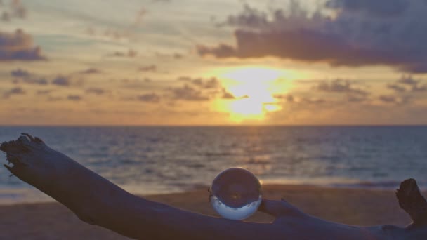 Magnífico Cielo Sobre Bola Cristal Playa Hermoso Reflejo Del Cielo — Vídeo de stock