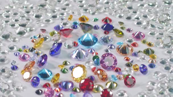 Bunte Edelsteine Sind Auf Weißem Boden Mit Weißen Diamanten Hintergrund — Stockvideo