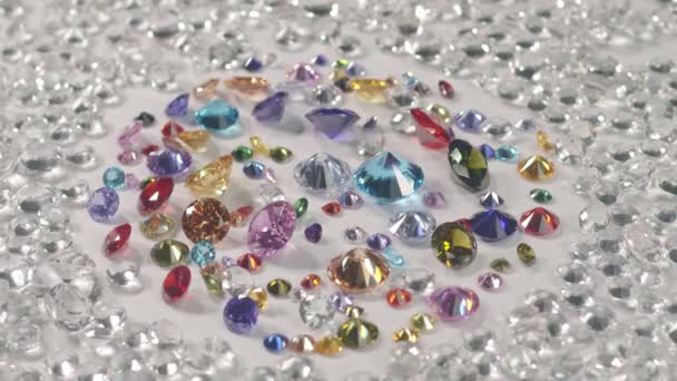 Piedras Preciosas Colores Colocan Suelo Blanco Con Fondo Diamantes Blancos — Vídeo de stock