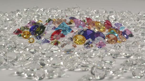 Pietre Preziose Colorate Sono Collocati Sul Pavimento Bianco Con Diamanti — Video Stock