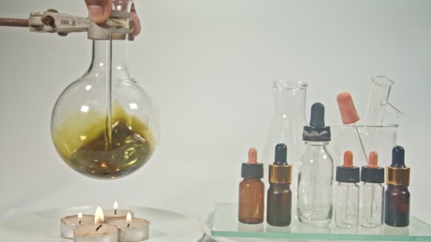 Kenevir Yağının Nasıl Çıkarılacağını Kimya Laboratuarında Isıyı Kullanarak Kenevir Çiçeklerinden — Stok video