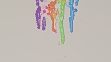 .Çeşitli renkler beyaz bir kağıda döküldü ve yavaşça aşağı indi. Stüdyoda 6K Blackmagic kamerasıyla yüksek kalite 4K video çekimi...