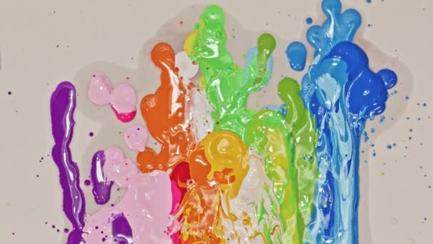 各种颜色都落在了一张白色的纸上 并且缓慢而缓慢地流下来 色彩的飞溅和水滴在白纸上混合在一起 — 图库视频影像