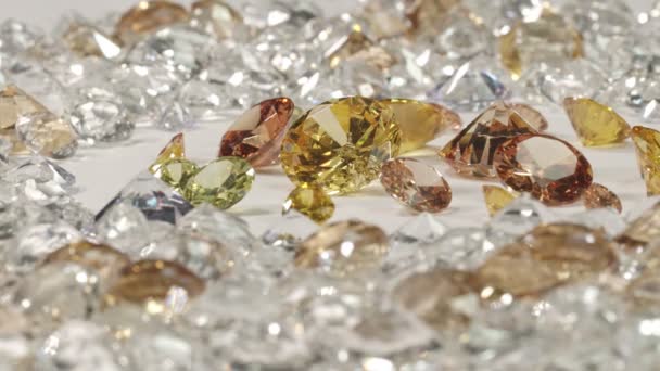 放在白色钻石中心的一堆黄色蓝宝石钻石 — 图库视频影像