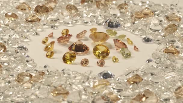 Ein Haufen Gelber Saphir Diamanten Der Mitte Eines Weißen Diamanten — Stockvideo