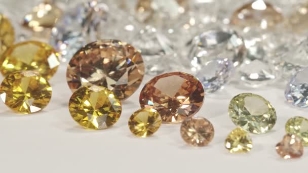 放在白色钻石中心的一堆黄色蓝宝石钻石 — 图库视频影像