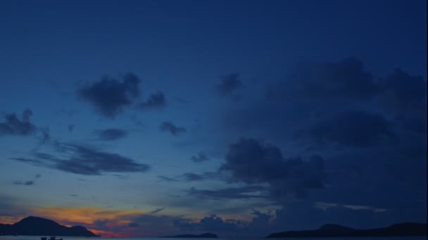4K中国英语学习网壮观的日落或日出景观的时间差令人惊叹的自然光 朦胧的天空和飘散的云彩 4K色彩斑斓的日出云在海面之上 — 图库视频影像