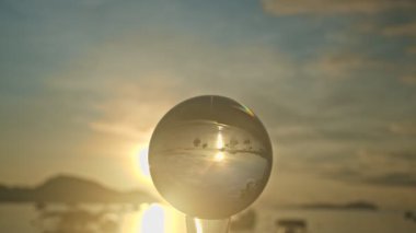 Güneşten gelen parıltı kristal küre boyunca parlıyor.