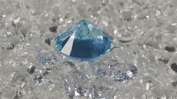 Barevné Diamanty Různých Velikostí Bílém Pozadí — Stock video