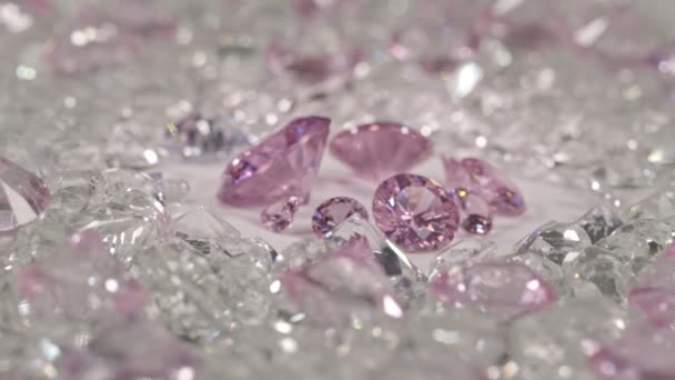 不同尺寸和形状的粉红蓝宝石镶嵌在白色的地面上 周围镶嵌着未经切割的红石榴石 — 图库视频影像