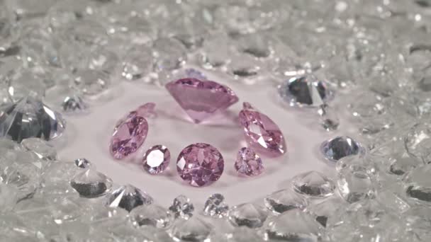 Diamantes Zafiros Rosados Diferentes Tamaños Muchas Formas Colocan Centro Suelo — Vídeo de stock