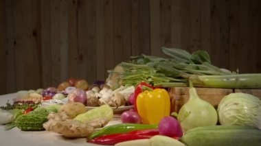 Sağlıklı vejetaryen yemek malzemeleri hazırlıyorum. Taze sebzeler, baharatlar ve farklı türde mantarlar arka planda ahşap bir sahne ile beyaz bir masaya yerleştirilir. yüksek kaliteli 4K video