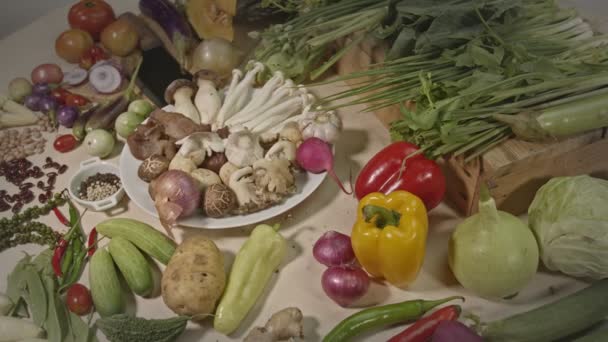 Förbereda Hälsosamma Vegetariska Matlagningsmaterial Färska Grönsaker Kryddor Och Olika Typer — Stockvideo