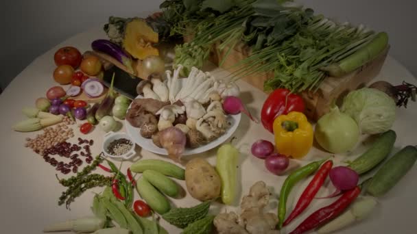 准备健康的素食烹调材料 新鲜蔬菜 香料和不同类型的蘑菇被放在一张白色的桌子上 背景是木制的场景 优质4K影片 — 图库视频影像