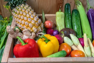 Baharatlar ve farklı mantarlar beyaz bir masaya yerleştirilir ve arka planda ahşap bir sahne bulunur.. 