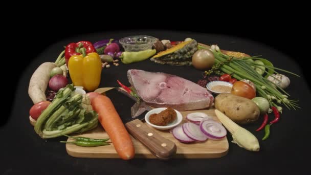 Verse Groenten Verse Visfilets Specerijen Worden Een Donkere Tafel Gelegd — Stockvideo