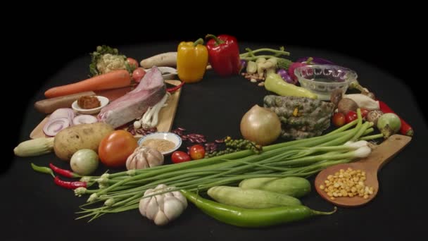 調理材料の準備 新鮮な野菜 新鮮な魚の切り身とスパイスがダークテーブルの上に置かれています 高品質4Kビデオ — ストック動画