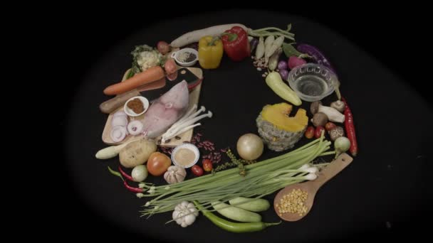 Προετοιμασία Υλικών Μαγειρέματος Φρέσκα Λαχανικά Φρέσκα Φιλέτα Ψαριών Και Μπαχαρικά — Αρχείο Βίντεο