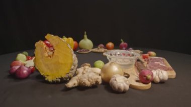 Siyah bir masa üzerinde taze yiyecek ve yemek ekipmanı hazırlama. Yüksek kalite 4K video.