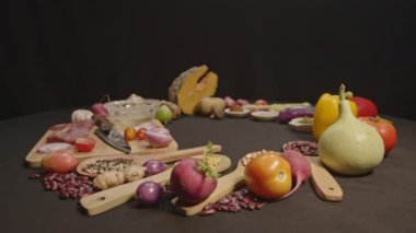 Siyah bir masa üzerinde taze yiyecek ve yemek ekipmanı hazırlama. Yüksek kalite 4K video.