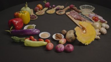 Siyah bir masa üzerinde taze yiyecek ve yemek ekipmanı hazırlama. Yüksek kalite 4K video.