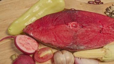 Yemek malzemeleri hazırlanıyor. Taze sebzeler, taze balık filetoları ve baharatlar bir hazırlık masasına konur. . 