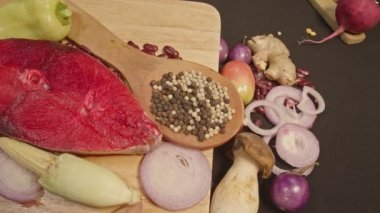 Yemek malzemeleri hazırlanıyor. Taze sebzeler, taze balık filetoları ve baharatlar bir hazırlık masasına konur. . 