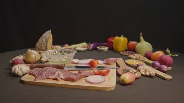 Zubereitung Von Frischem Essen Und Kochgeräten Auf Einem Schwarzen Tisch — Stockvideo