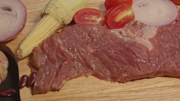 Carnes Frescas Verduras Especias Colocan Una Mesa Preparación Alimentos Cubierta — Vídeo de stock