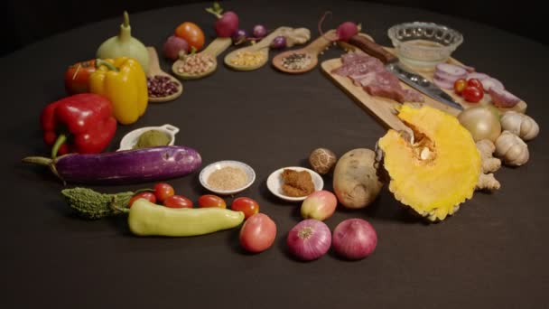 Färsk Mat Och Matlagning Utrustning Förberedelse Svart Bord Hög Kvalitet — Stockvideo