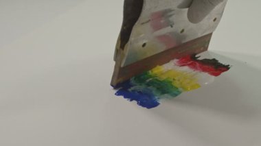 Renkleri karıştırmak için bir renk spatulası kullanın ve onları silip gölgeye göre harmanlanmış renkleri elde edin..